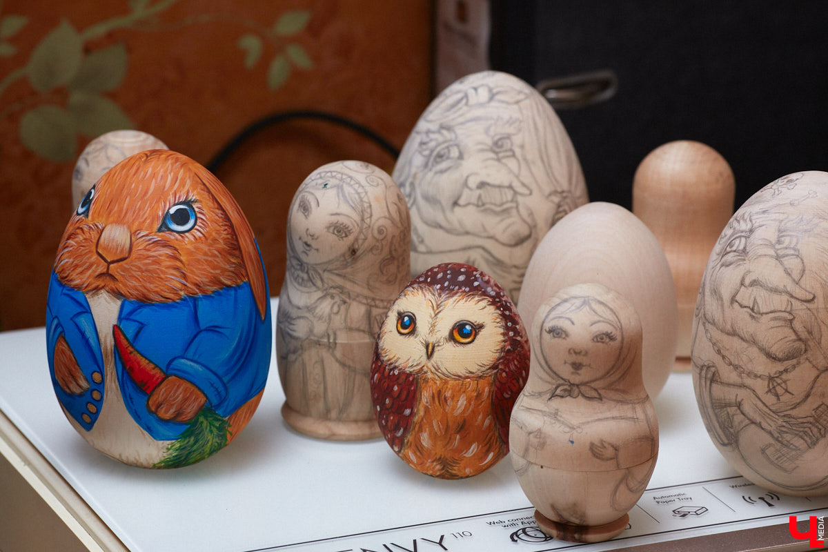 Владимирская мастерица Виктория Цагареишвили расписывает авторские матрешки. В ее коллекции в основном хорошо узнаваемые персонажи из русских народных сказок: Баба-яга, Дед Мороз, все герои «Репки». Также есть милые совы, котики в платочках. И двух одинаковых образов не найти.