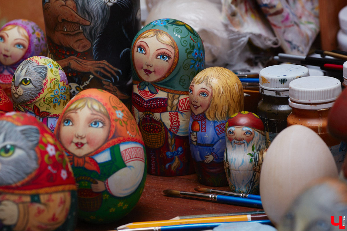 Владимирская мастерица Виктория Цагареишвили расписывает авторские матрешки. В ее коллекции в основном хорошо узнаваемые персонажи из русских народных сказок: Баба-яга, Дед Мороз, все герои «Репки». Также есть милые совы, котики в платочках. И двух одинаковых образов не найти.