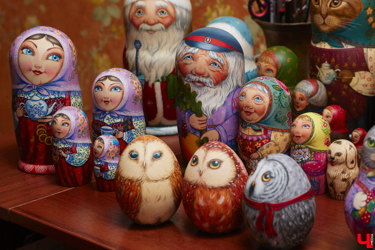 Владимирская мастерица Виктория Цагареишвили расписывает авторские матрешки. В ее коллекции в основном хорошо узнаваемые персонажи из русских народных сказок: Баба-яга, Дед Мороз, все герои «Репки». Также есть милые совы, котики в платочках. И двух одинаковых образов не найти.