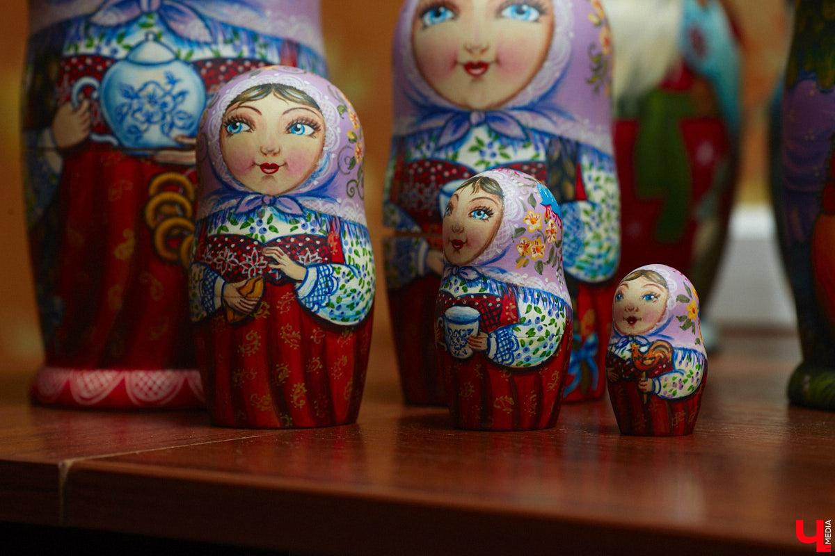 Владимирская мастерица Виктория Цагареишвили расписывает авторские матрешки. В ее коллекции в основном хорошо узнаваемые персонажи из русских народных сказок: Баба-яга, Дед Мороз, все герои «Репки». Также есть милые совы, котики в платочках. И двух одинаковых образов не найти.