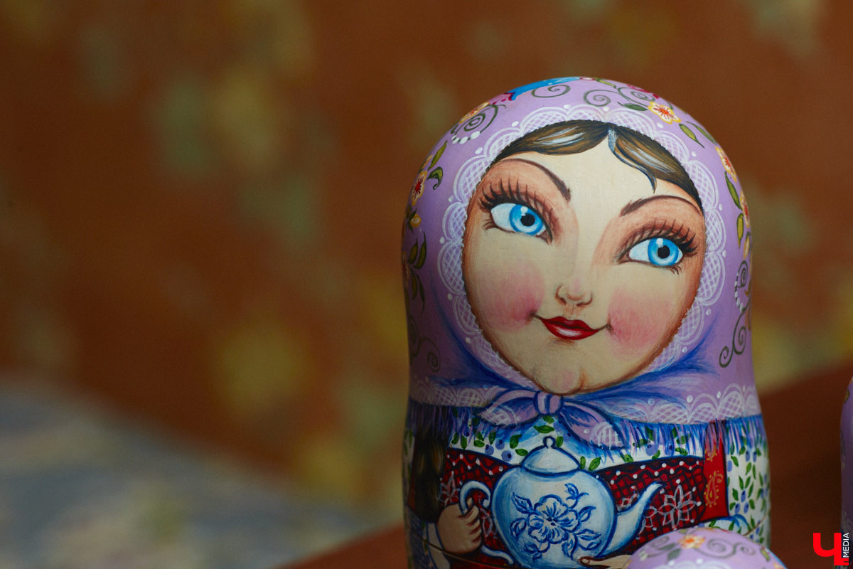 Владимирская мастерица Виктория Цагареишвили расписывает авторские матрешки. В ее коллекции в основном хорошо узнаваемые персонажи из русских народных сказок: Баба-яга, Дед Мороз, все герои «Репки». Также есть милые совы, котики в платочках. И двух одинаковых образов не найти.
