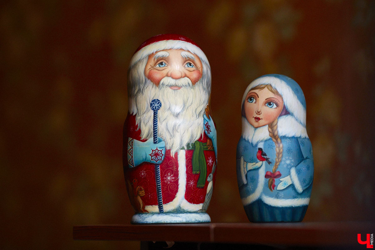 Владимирская мастерица Виктория Цагареишвили расписывает авторские матрешки. В ее коллекции в основном хорошо узнаваемые персонажи из русских народных сказок: Баба-яга, Дед Мороз, все герои «Репки». Также есть милые совы, котики в платочках. И двух одинаковых образов не найти.