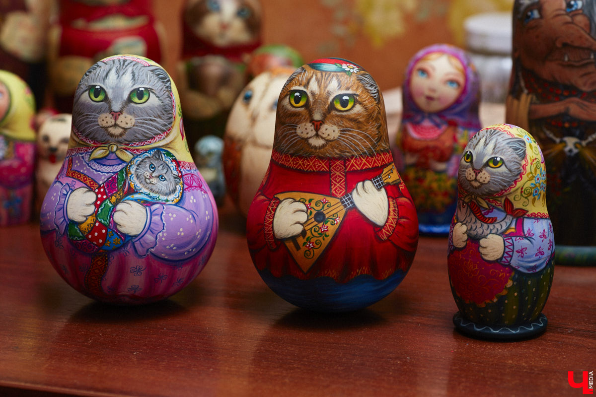 Владимирская мастерица Виктория Цагареишвили расписывает авторские матрешки. В ее коллекции в основном хорошо узнаваемые персонажи из русских народных сказок: Баба-яга, Дед Мороз, все герои «Репки». Также есть милые совы, котики в платочках. И двух одинаковых образов не найти.
