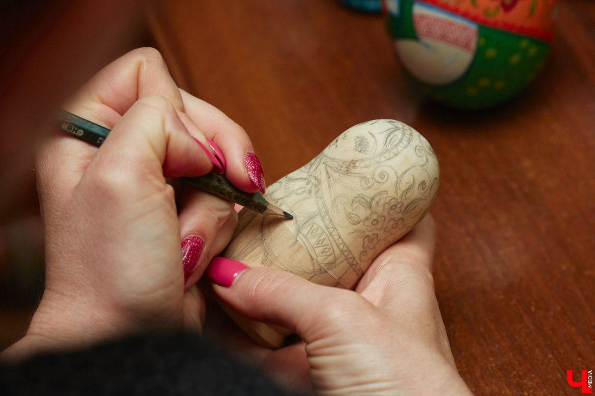 Владимирская мастерица Виктория Цагареишвили расписывает авторские матрешки. В ее коллекции в основном хорошо узнаваемые персонажи из русских народных сказок: Баба-яга, Дед Мороз, все герои «Репки». Также есть милые совы, котики в платочках. И двух одинаковых образов не найти.