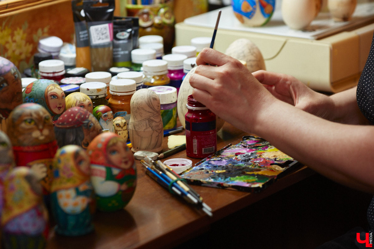 Владимирская мастерица Виктория Цагареишвили расписывает авторские матрешки. В ее коллекции в основном хорошо узнаваемые персонажи из русских народных сказок: Баба-яга, Дед Мороз, все герои «Репки». Также есть милые совы, котики в платочках. И двух одинаковых образов не найти.