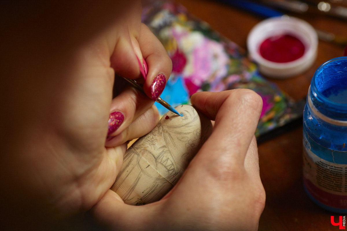 Владимирская мастерица Виктория Цагареишвили расписывает авторские матрешки. В ее коллекции в основном хорошо узнаваемые персонажи из русских народных сказок: Баба-яга, Дед Мороз, все герои «Репки». Также есть милые совы, котики в платочках. И двух одинаковых образов не найти.