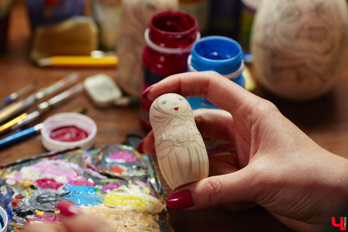 Владимирская мастерица Виктория Цагареишвили расписывает авторские матрешки. В ее коллекции в основном хорошо узнаваемые персонажи из русских народных сказок: Баба-яга, Дед Мороз, все герои «Репки». Также есть милые совы, котики в платочках. И двух одинаковых образов не найти.