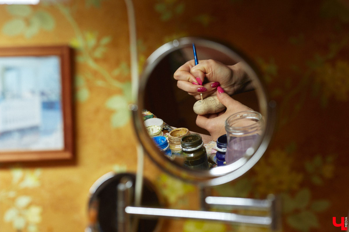 Владимирская мастерица Виктория Цагареишвили расписывает авторские матрешки. В ее коллекции в основном хорошо узнаваемые персонажи из русских народных сказок: Баба-яга, Дед Мороз, все герои «Репки». Также есть милые совы, котики в платочках. И двух одинаковых образов не найти.