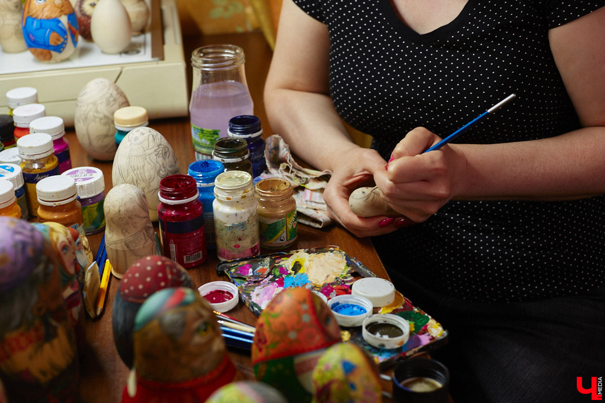 Владимирская мастерица Виктория Цагареишвили расписывает авторские матрешки. В ее коллекции в основном хорошо узнаваемые персонажи из русских народных сказок: Баба-яга, Дед Мороз, все герои «Репки». Также есть милые совы, котики в платочках. И двух одинаковых образов не найти.