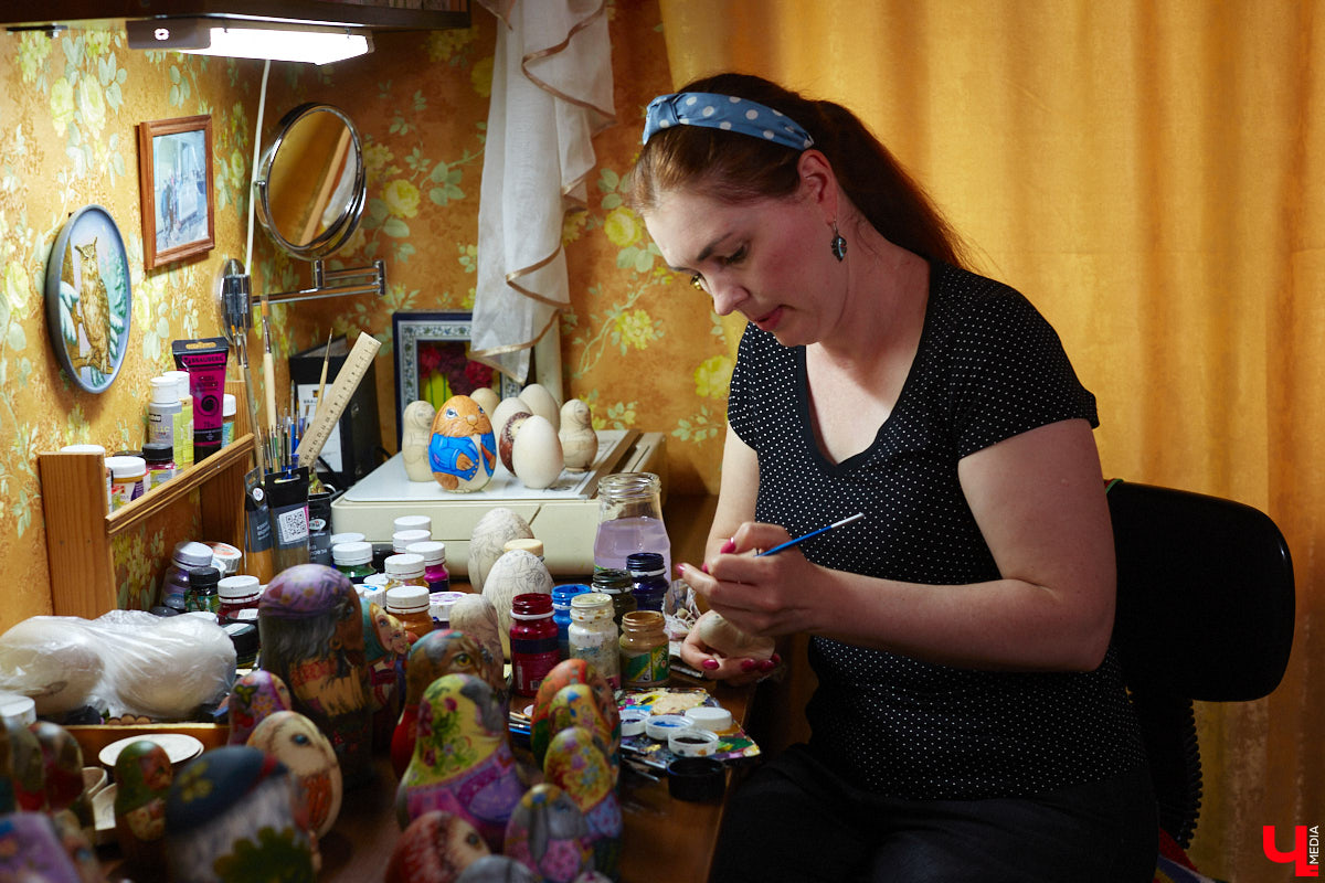 Владимирская мастерица Виктория Цагареишвили расписывает авторские матрешки. В ее коллекции в основном хорошо узнаваемые персонажи из русских народных сказок: Баба-яга, Дед Мороз, все герои «Репки». Также есть милые совы, котики в платочках. И двух одинаковых образов не найти.