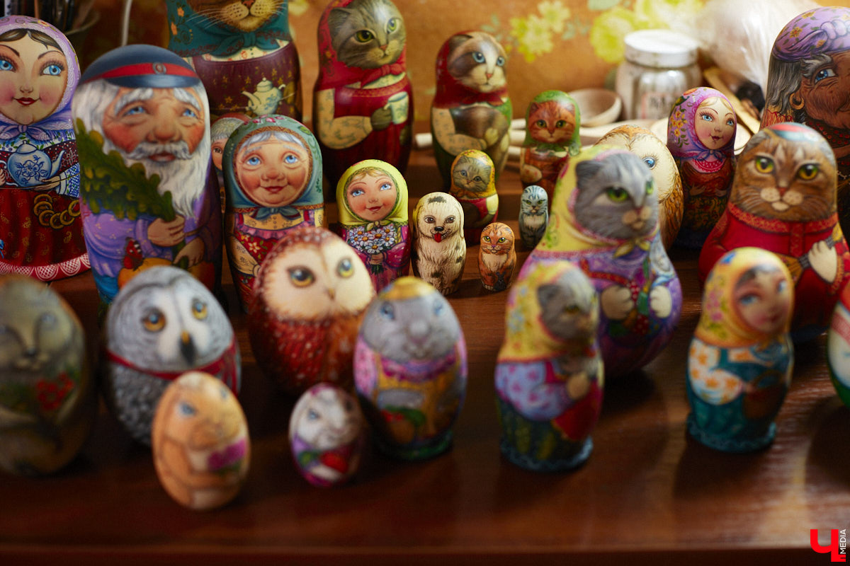 Владимирская мастерица Виктория Цагареишвили расписывает авторские матрешки. В ее коллекции в основном хорошо узнаваемые персонажи из русских народных сказок: Баба-яга, Дед Мороз, все герои «Репки». Также есть милые совы, котики в платочках. И двух одинаковых образов не найти.