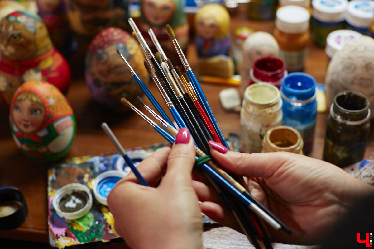 Владимирская мастерица Виктория Цагареишвили расписывает авторские матрешки. В ее коллекции в основном хорошо узнаваемые персонажи из русских народных сказок: Баба-яга, Дед Мороз, все герои «Репки». Также есть милые совы, котики в платочках. И двух одинаковых образов не найти.