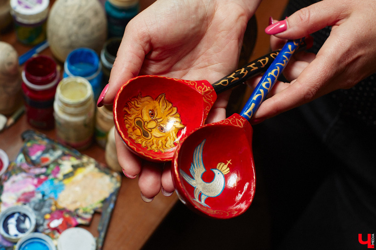 Владимирская мастерица Виктория Цагареишвили расписывает авторские матрешки. В ее коллекции в основном хорошо узнаваемые персонажи из русских народных сказок: Баба-яга, Дед Мороз, все герои «Репки». Также есть милые совы, котики в платочках. И двух одинаковых образов не найти.