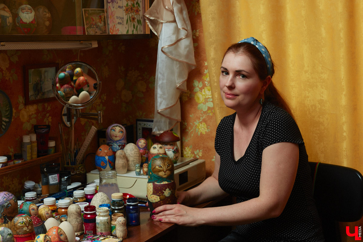 Владимирская мастерица Виктория Цагареишвили расписывает авторские матрешки. В ее коллекции в основном хорошо узнаваемые персонажи из русских народных сказок: Баба-яга, Дед Мороз, все герои «Репки». Также есть милые совы, котики в платочках. И двух одинаковых образов не найти.