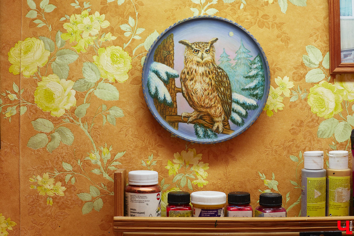 Владимирская мастерица Виктория Цагареишвили расписывает авторские матрешки. В ее коллекции в основном хорошо узнаваемые персонажи из русских народных сказок: Баба-яга, Дед Мороз, все герои «Репки». Также есть милые совы, котики в платочках. И двух одинаковых образов не найти.