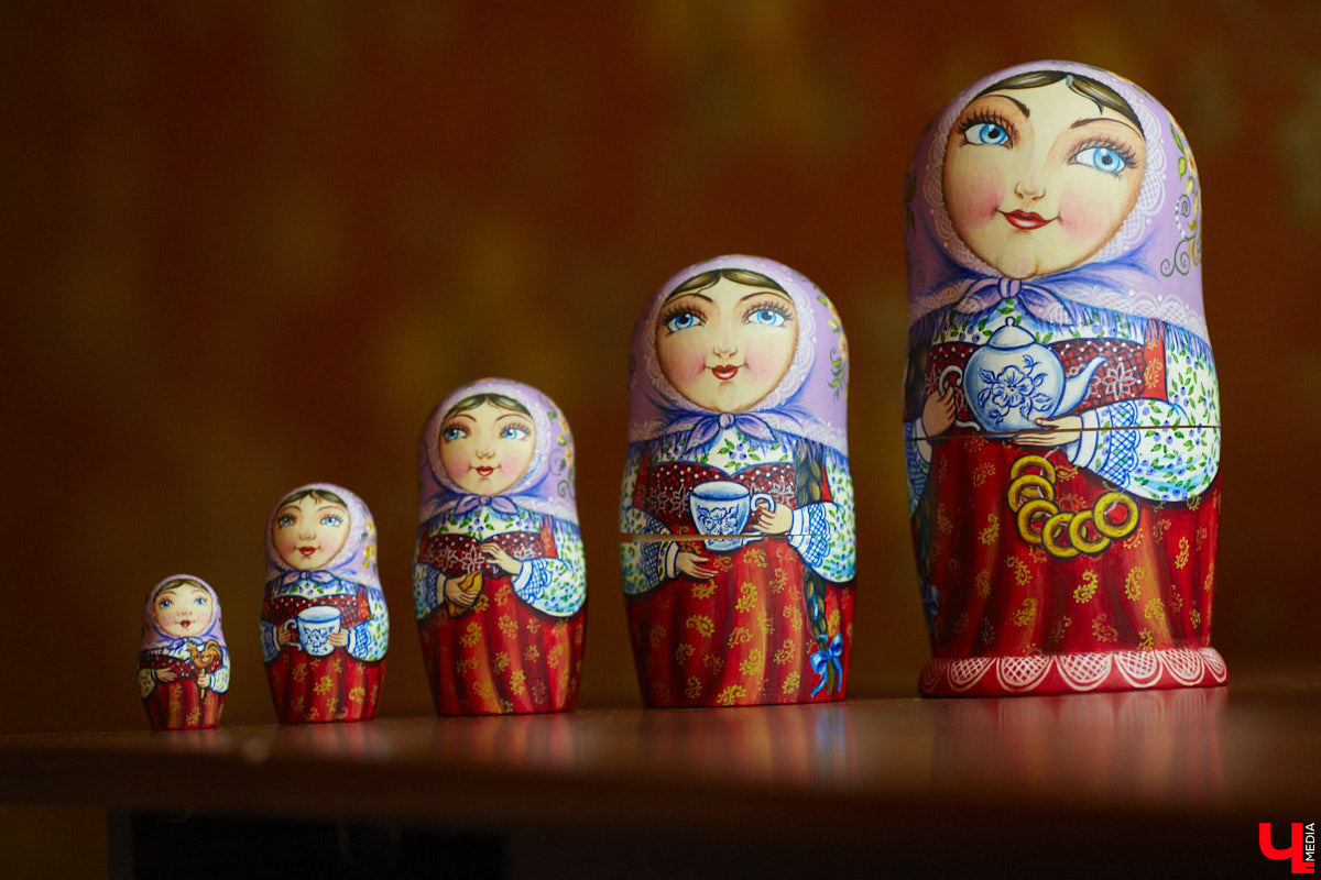 Владимирская мастерица Виктория Цагареишвили расписывает авторские матрешки. В ее коллекции в основном хорошо узнаваемые персонажи из русских народных сказок: Баба-яга, Дед Мороз, все герои «Репки». Также есть милые совы, котики в платочках. И двух одинаковых образов не найти.