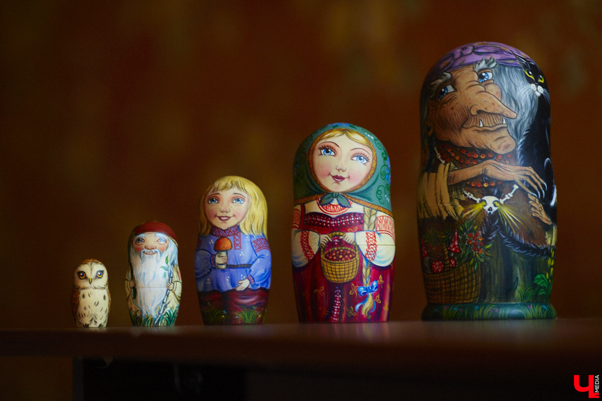 Владимирская мастерица Виктория Цагареишвили расписывает авторские матрешки. В ее коллекции в основном хорошо узнаваемые персонажи из русских народных сказок: Баба-яга, Дед Мороз, все герои «Репки». Также есть милые совы, котики в платочках. И двух одинаковых образов не найти.