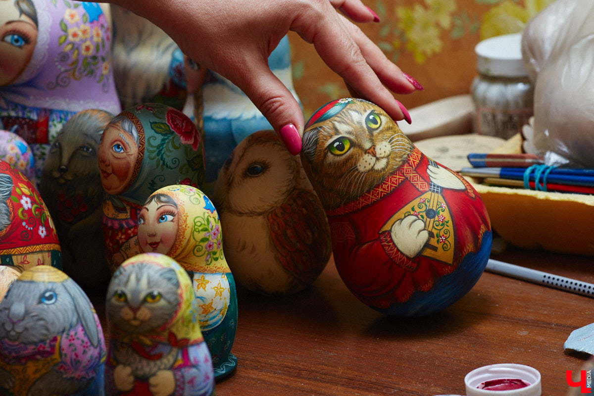 Владимирская мастерица Виктория Цагареишвили расписывает авторские матрешки. В ее коллекции в основном хорошо узнаваемые персонажи из русских народных сказок: Баба-яга, Дед Мороз, все герои «Репки». Также есть милые совы, котики в платочках. И двух одинаковых образов не найти.