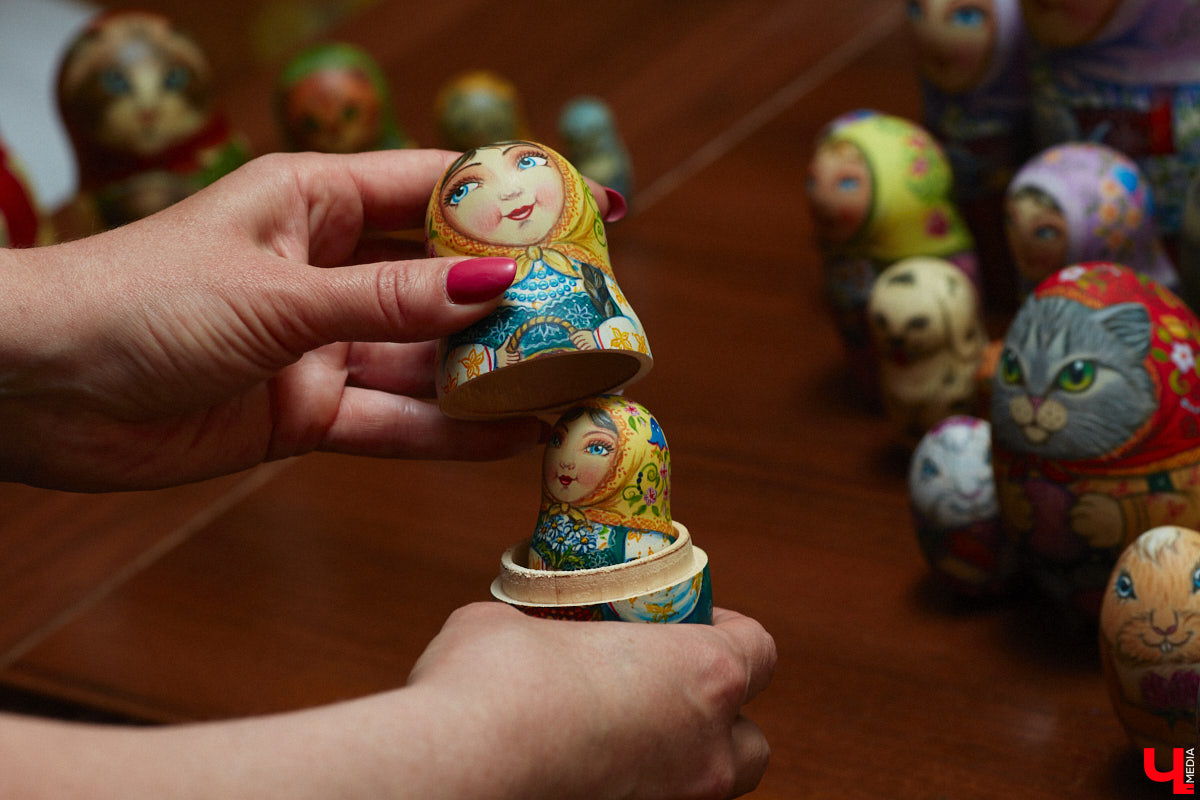 Владимирская мастерица Виктория Цагареишвили расписывает авторские матрешки. В ее коллекции в основном хорошо узнаваемые персонажи из русских народных сказок: Баба-яга, Дед Мороз, все герои «Репки». Также есть милые совы, котики в платочках. И двух одинаковых образов не найти.