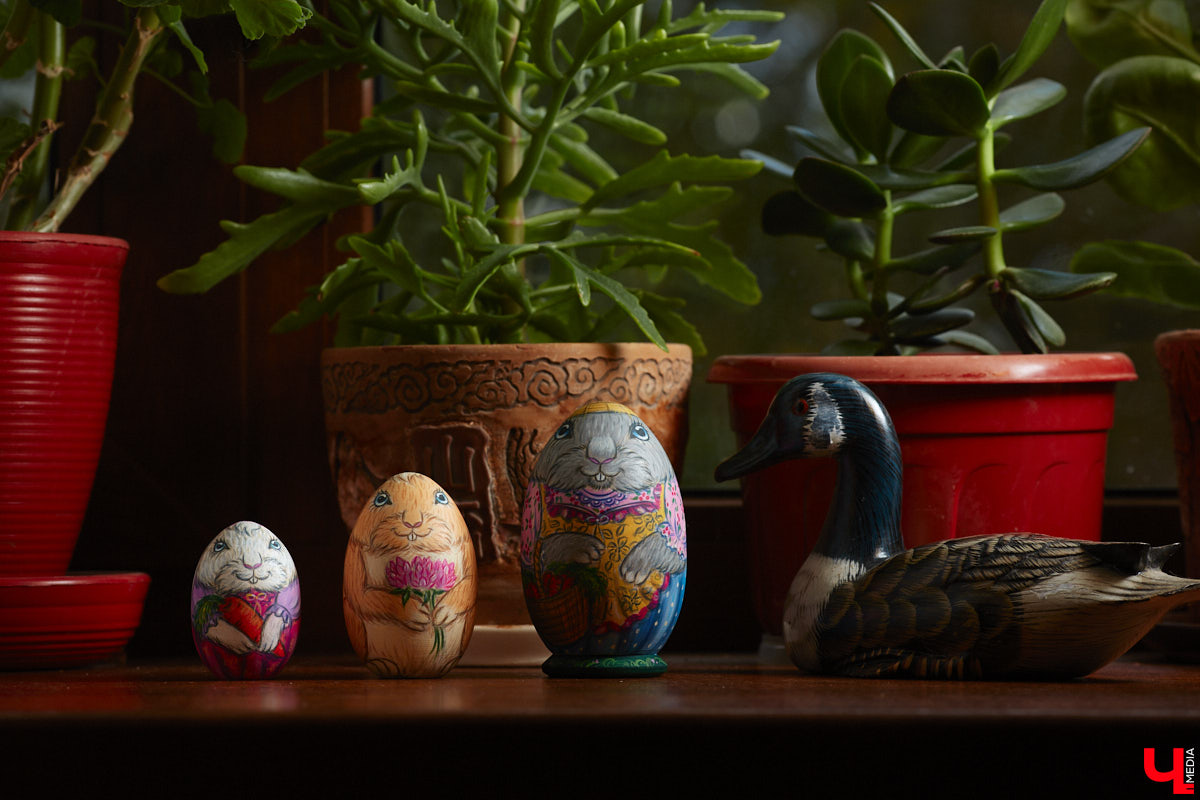 Владимирская мастерица Виктория Цагареишвили расписывает авторские матрешки. В ее коллекции в основном хорошо узнаваемые персонажи из русских народных сказок: Баба-яга, Дед Мороз, все герои «Репки». Также есть милые совы, котики в платочках. И двух одинаковых образов не найти.