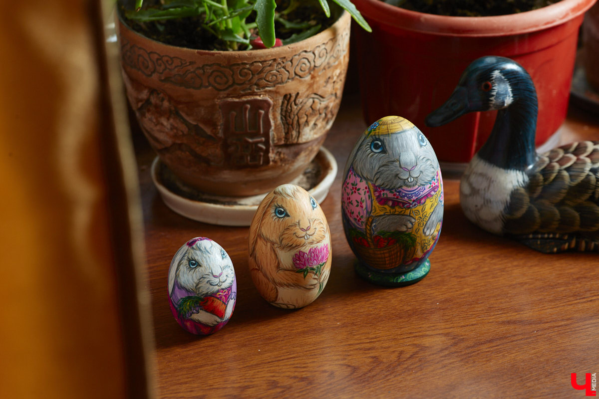 Владимирская мастерица Виктория Цагареишвили расписывает авторские матрешки. В ее коллекции в основном хорошо узнаваемые персонажи из русских народных сказок: Баба-яга, Дед Мороз, все герои «Репки». Также есть милые совы, котики в платочках. И двух одинаковых образов не найти.