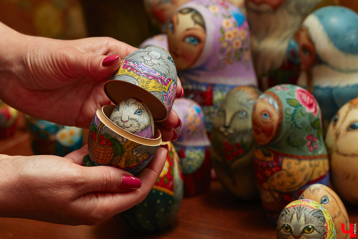 Владимирская мастерица Виктория Цагареишвили расписывает авторские матрешки. В ее коллекции в основном хорошо узнаваемые персонажи из русских народных сказок: Баба-яга, Дед Мороз, все герои «Репки». Также есть милые совы, котики в платочках. И двух одинаковых образов не найти.