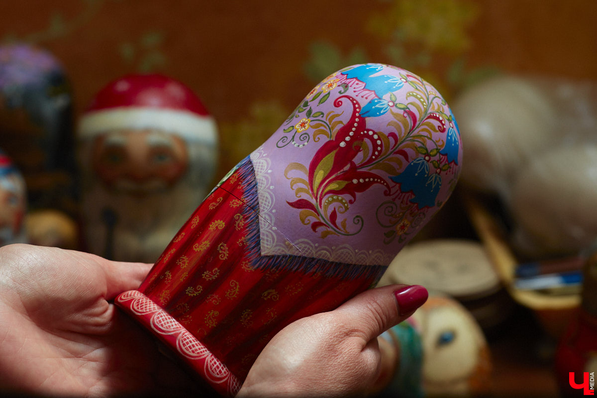 Владимирская мастерица Виктория Цагареишвили расписывает авторские матрешки. В ее коллекции в основном хорошо узнаваемые персонажи из русских народных сказок: Баба-яга, Дед Мороз, все герои «Репки». Также есть милые совы, котики в платочках. И двух одинаковых образов не найти.