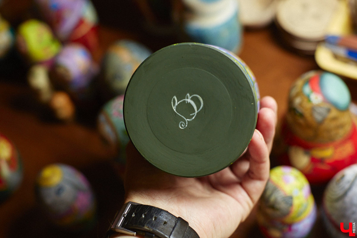 Владимирская мастерица Виктория Цагареишвили расписывает авторские матрешки. В ее коллекции в основном хорошо узнаваемые персонажи из русских народных сказок: Баба-яга, Дед Мороз, все герои «Репки». Также есть милые совы, котики в платочках. И двух одинаковых образов не найти.