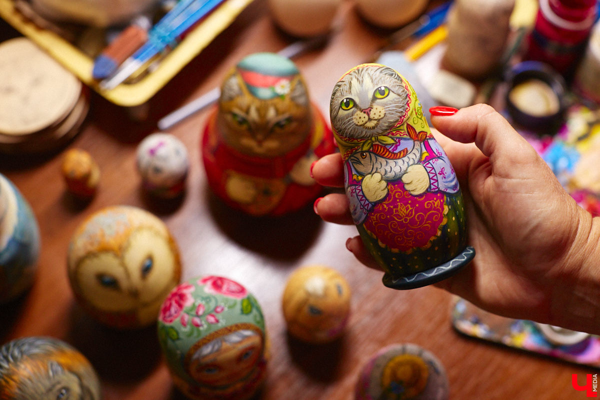 Владимирская мастерица Виктория Цагареишвили расписывает авторские матрешки. В ее коллекции в основном хорошо узнаваемые персонажи из русских народных сказок: Баба-яга, Дед Мороз, все герои «Репки». Также есть милые совы, котики в платочках. И двух одинаковых образов не найти.