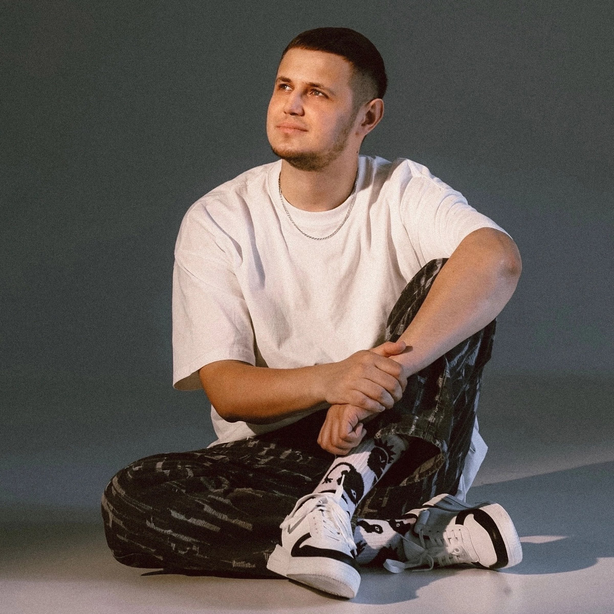 Музыкальная пара из Владимира смогла найти продюсера в Москве и теперь активно покоряет эстраду. Певица Алена Шелепова, она же Liona, выпустила первый EP-альбом, а трек «Маленький человек» ее супруга Genree «залетел» в соцсетях. Подробности в нашем материале.