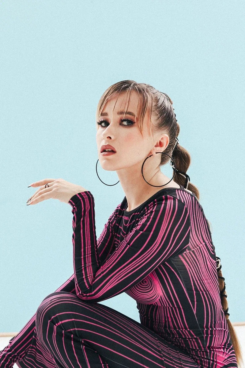 Музыкальная пара из Владимира смогла найти продюсера в Москве и теперь активно покоряет эстраду. Певица Алена Шелепова, она же Liona, выпустила первый EP-альбом, а трек «Маленький человек» ее супруга Genree «залетел» в соцсетях. Подробности в нашем материале.