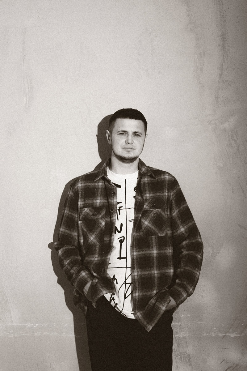 Музыкальная пара из Владимира смогла найти продюсера в Москве и теперь активно покоряет эстраду. Певица Алена Шелепова, она же Liona, выпустила первый EP-альбом, а трек «Маленький человек» ее супруга Genree «залетел» в соцсетях. Подробности в нашем материале.