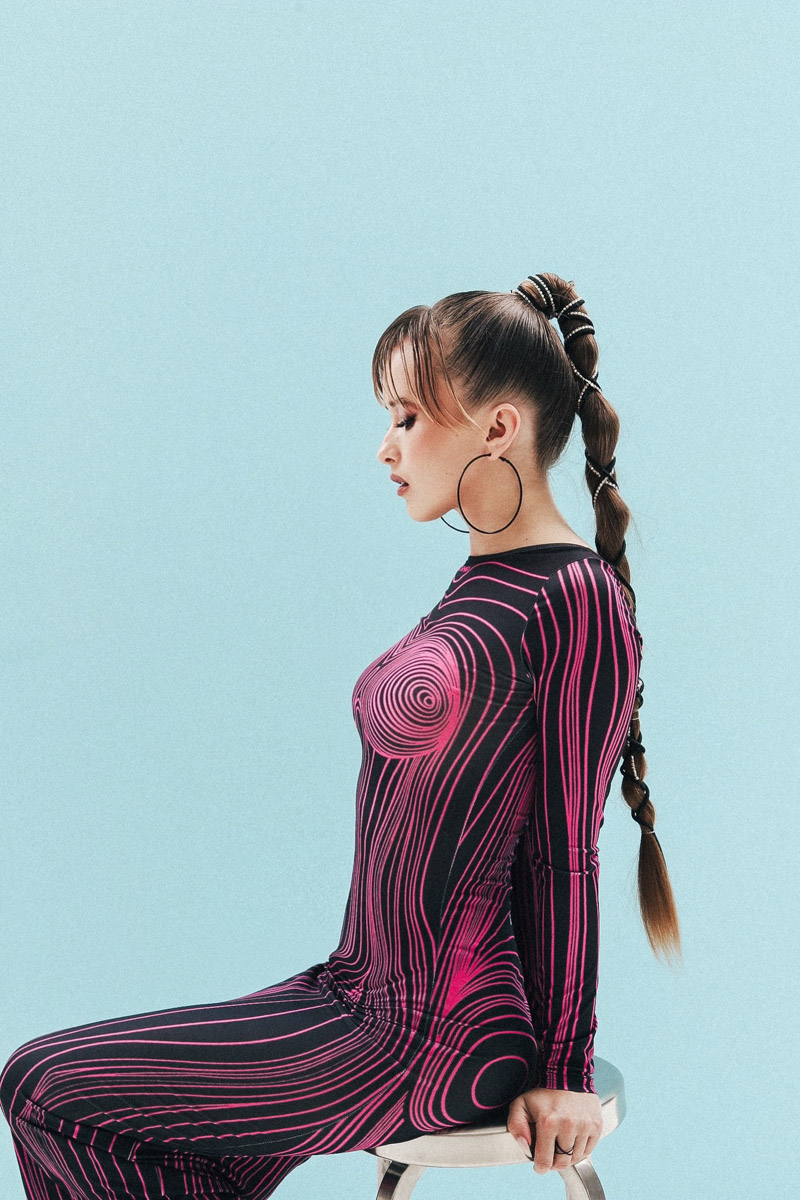 Музыкальная пара из Владимира смогла найти продюсера в Москве и теперь активно покоряет эстраду. Певица Алена Шелепова, она же Liona, выпустила первый EP-альбом, а трек «Маленький человек» ее супруга Genree «залетел» в соцсетях. Подробности в нашем материале.