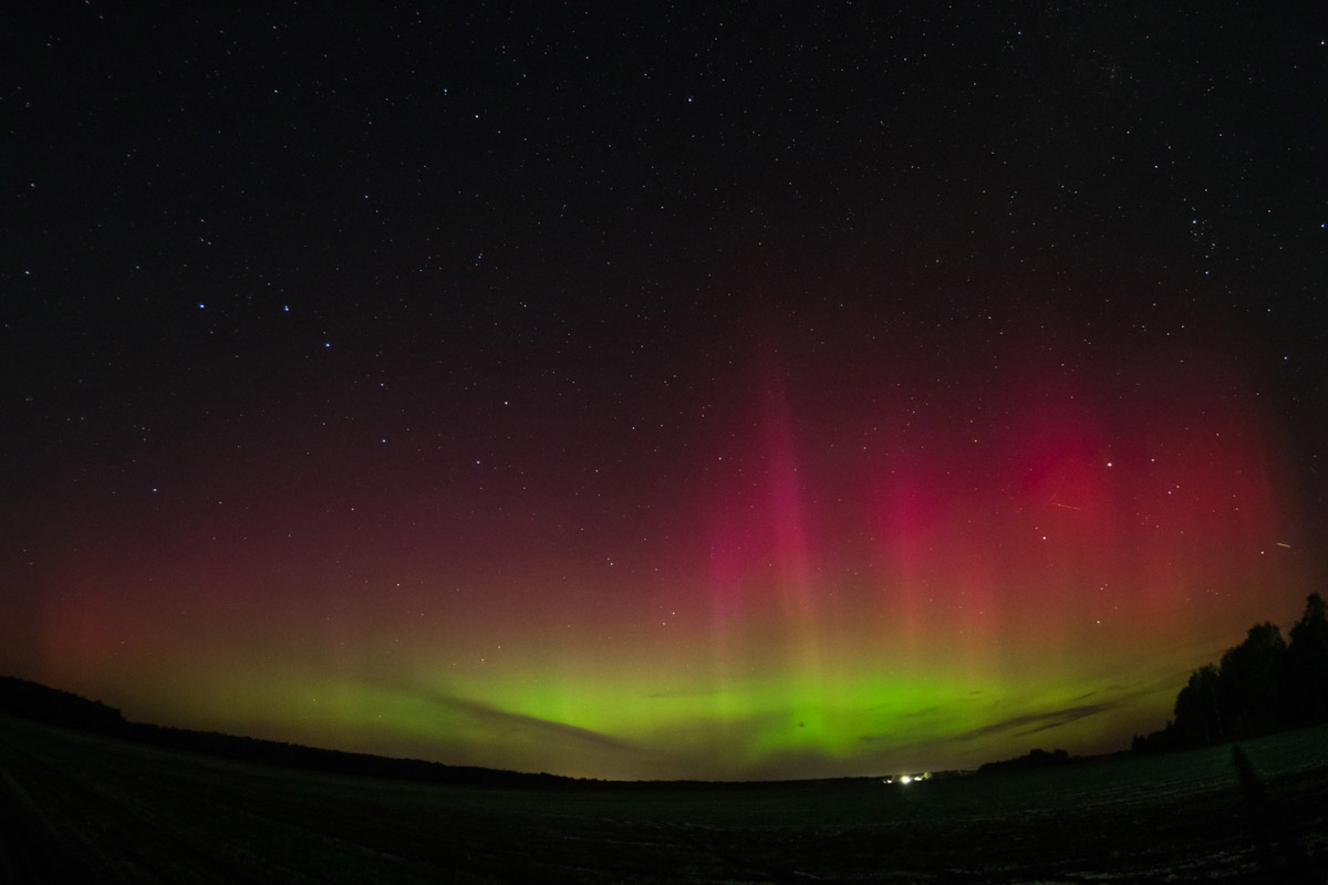 Жители Владимирской области стали свидетелями редкого оптического явления. Небо над регионом окрасили разноцветные световые полосы. Те, кому повезло, не просто увидели полярное сияние, но и сняли его на фото и видео. «Ключ-Медиа» собрал самые эффектные кадры.
