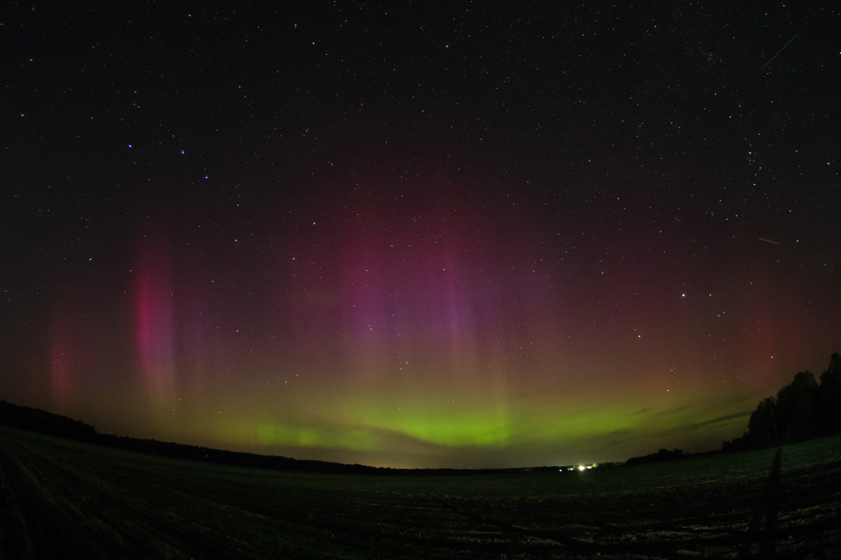 Жители Владимирской области стали свидетелями редкого оптического явления. Небо над регионом окрасили разноцветные световые полосы. Те, кому повезло, не просто увидели полярное сияние, но и сняли его на фото и видео. «Ключ-Медиа» собрал самые эффектные кадры.