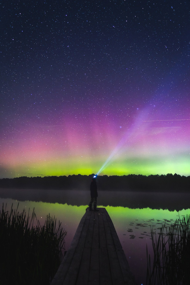 Жители Владимирской области стали свидетелями редкого оптического явления. Небо над регионом окрасили разноцветные световые полосы. Те, кому повезло, не просто увидели полярное сияние, но и сняли его на фото и видео. «Ключ-Медиа» собрал самые эффектные кадры.