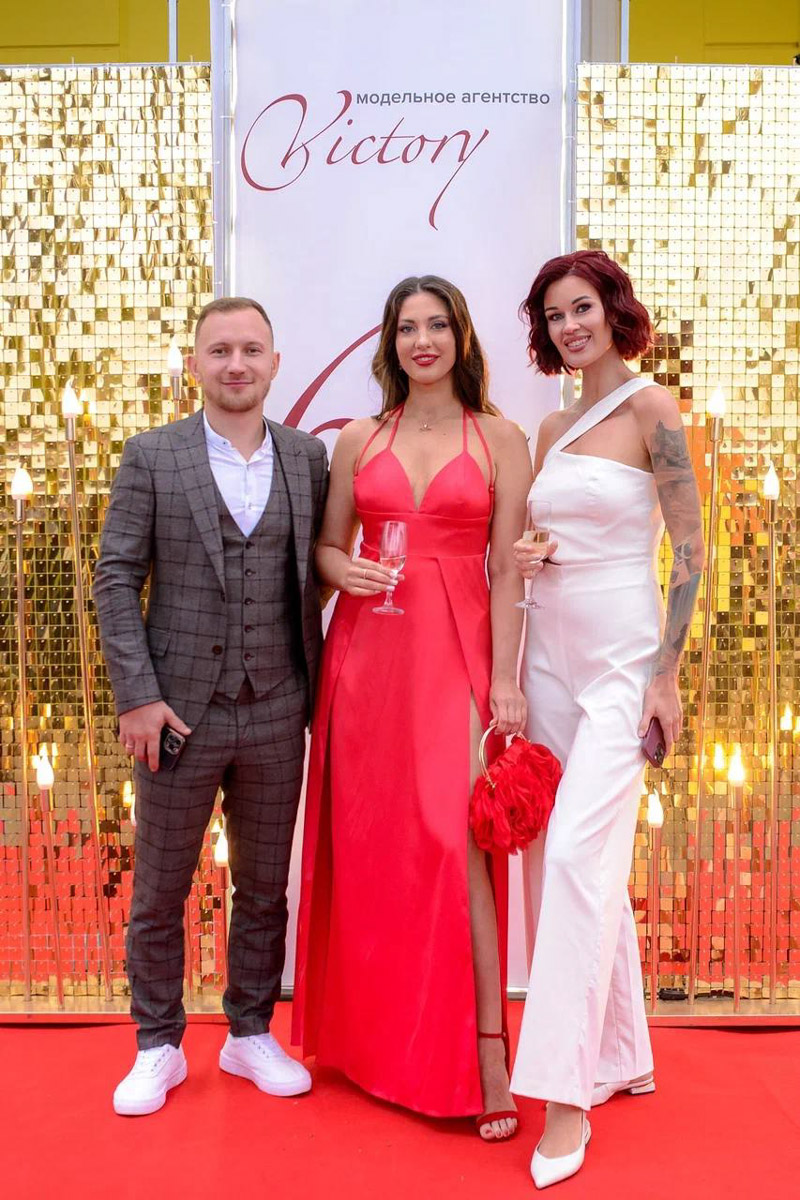 10 сентября в областном центре отгремело празднование грандиозного события в мире фэшн-индустрии 33-го региона. Речь идет про открытие во Владимире школы красоты, моды и хороших манер, эстетического и творческого развития личности Victory и шестилетие одноименного модельного агентства. Как все прошло — читайте в нашем материале.