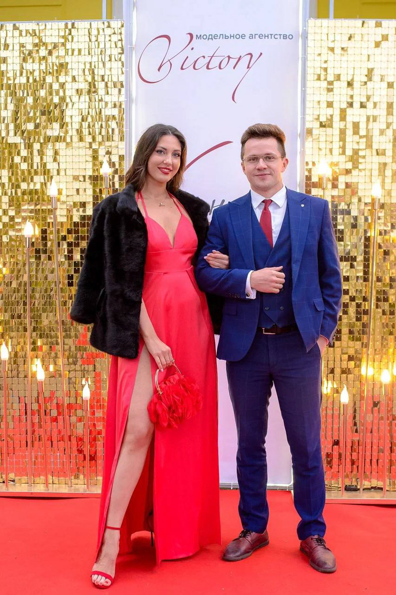 10 сентября в областном центре отгремело празднование грандиозного события в мире фэшн-индустрии 33-го региона. Речь идет про открытие во Владимире школы красоты, моды и хороших манер, эстетического и творческого развития личности Victory и шестилетие одноименного модельного агентства. Как все прошло — читайте в нашем материале.