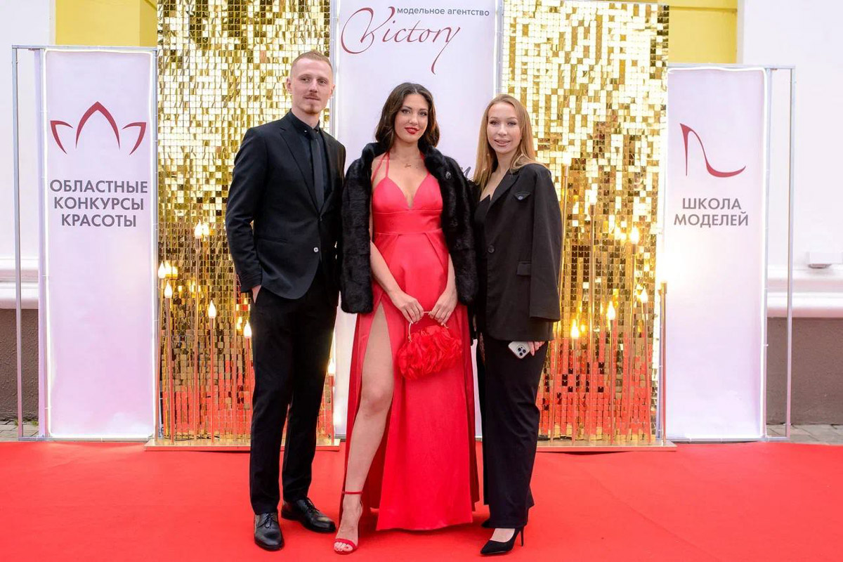 10 сентября в областном центре отгремело празднование грандиозного события в мире фэшн-индустрии 33-го региона. Речь идет про открытие во Владимире школы красоты, моды и хороших манер, эстетического и творческого развития личности Victory и шестилетие одноименного модельного агентства. Как все прошло — читайте в нашем материале.