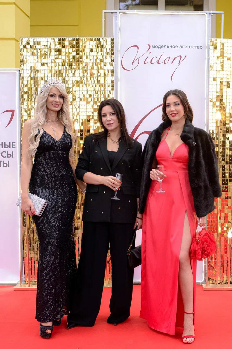 10 сентября в областном центре отгремело празднование грандиозного события в мире фэшн-индустрии 33-го региона. Речь идет про открытие во Владимире школы красоты, моды и хороших манер, эстетического и творческого развития личности Victory и шестилетие одноименного модельного агентства. Как все прошло — читайте в нашем материале.