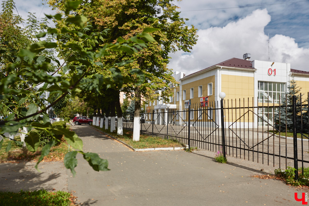 Свернув с широкой улицы Горького, попадаешь... нет, не в Нарнию, а в спальный район с душевной атмосферой. Вероника Куженькина живет на Всполье уже 23 года и знает там каждый уголок. По ним мы с ней и прогулялись в компании прелестной собаки Дольки, заглянув в ламповые дворики и парк с интересной историей.