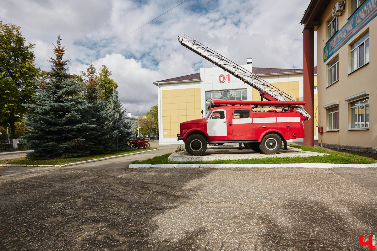 Свернув с широкой улицы Горького, попадаешь... нет, не в Нарнию, а в спальный район с душевной атмосферой. Вероника Куженькина живет на Всполье уже 23 года и знает там каждый уголок. По ним мы с ней и прогулялись в компании прелестной собаки Дольки, заглянув в ламповые дворики и парк с интересной историей.