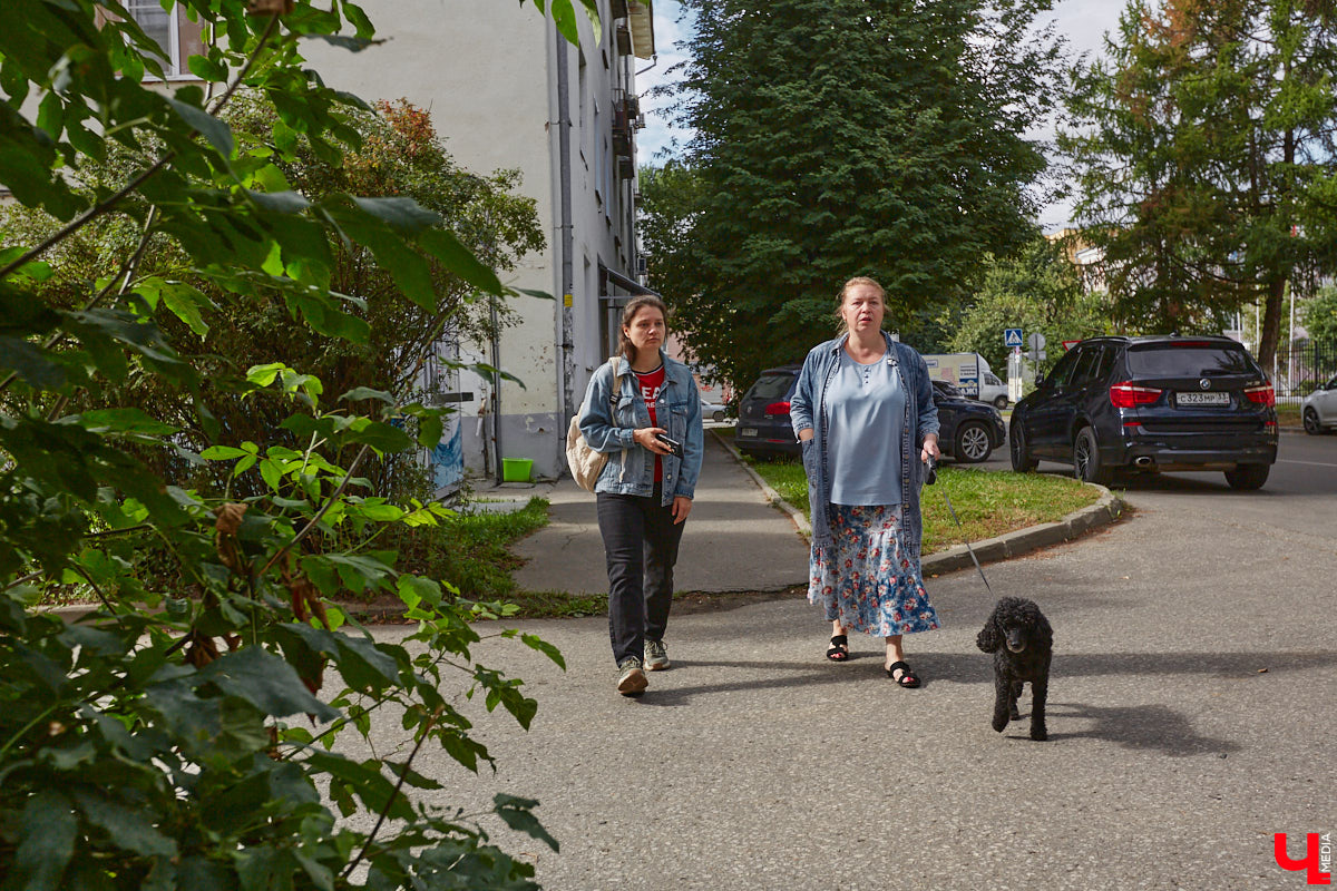 Свернув с широкой улицы Горького, попадаешь... нет, не в Нарнию, а в спальный район с душевной атмосферой. Вероника Куженькина живет на Всполье уже 23 года и знает там каждый уголок. По ним мы с ней и прогулялись в компании прелестной собаки Дольки, заглянув в ламповые дворики и парк с интересной историей.