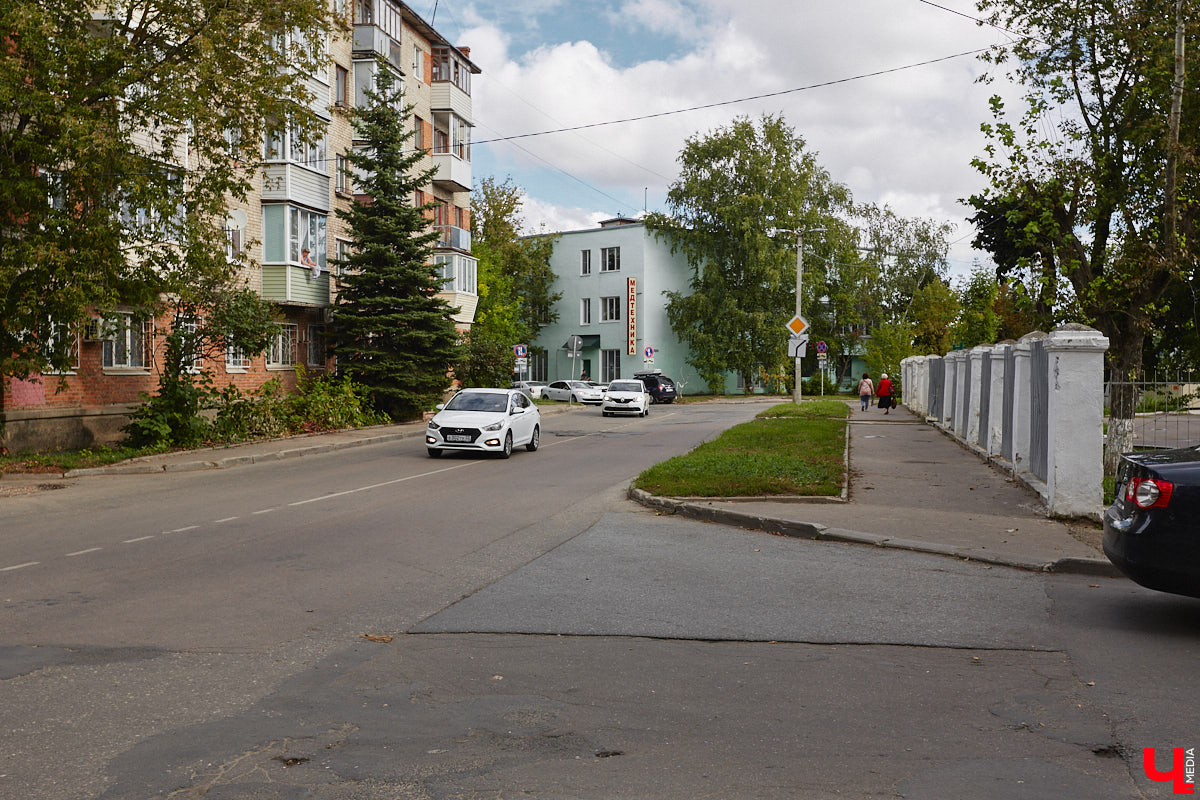 Свернув с широкой улицы Горького, попадаешь... нет, не в Нарнию, а в спальный район с душевной атмосферой. Вероника Куженькина живет на Всполье уже 23 года и знает там каждый уголок. По ним мы с ней и прогулялись в компании прелестной собаки Дольки, заглянув в ламповые дворики и парк с интересной историей.