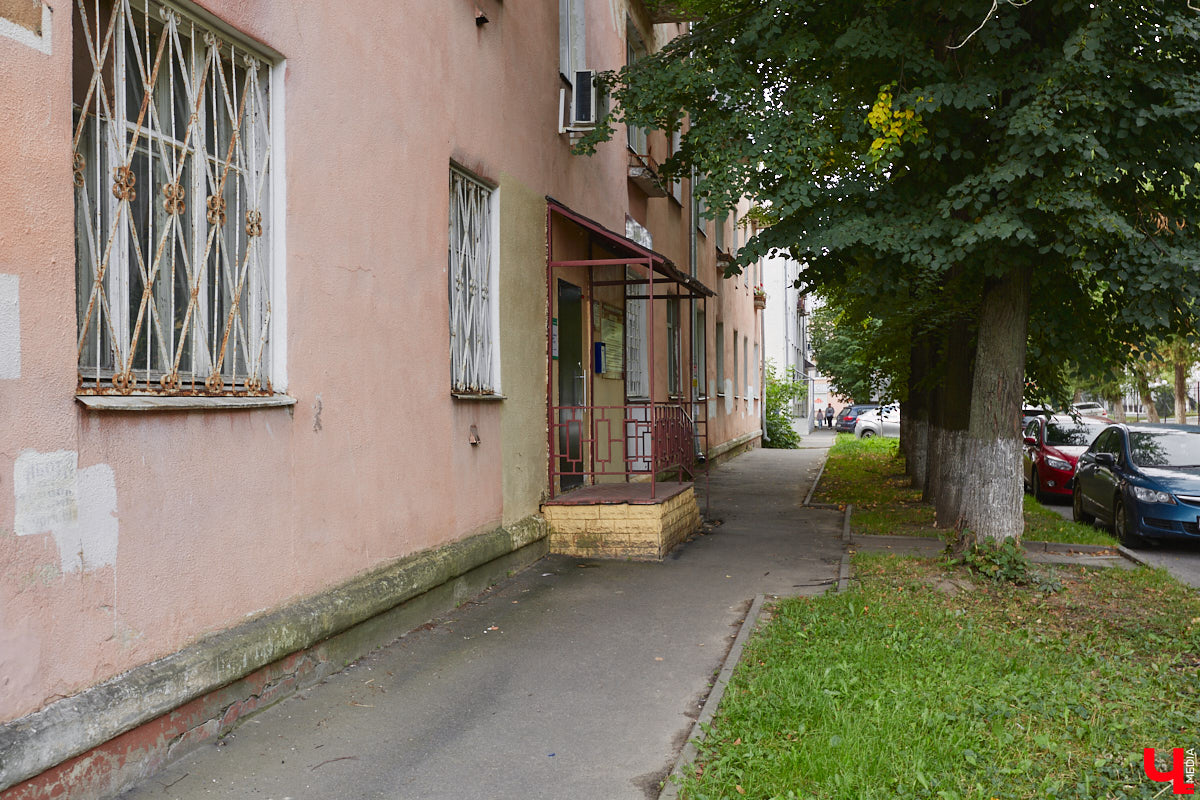 Свернув с широкой улицы Горького, попадаешь... нет, не в Нарнию, а в спальный район с душевной атмосферой. Вероника Куженькина живет на Всполье уже 23 года и знает там каждый уголок. По ним мы с ней и прогулялись в компании прелестной собаки Дольки, заглянув в ламповые дворики и парк с интересной историей.