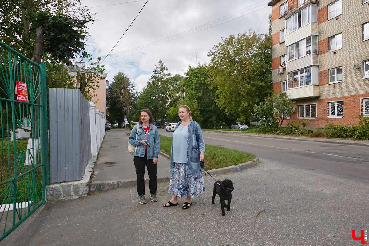 Свернув с широкой улицы Горького, попадаешь... нет, не в Нарнию, а в спальный район с душевной атмосферой. Вероника Куженькина живет на Всполье уже 23 года и знает там каждый уголок. По ним мы с ней и прогулялись в компании прелестной собаки Дольки, заглянув в ламповые дворики и парк с интересной историей.