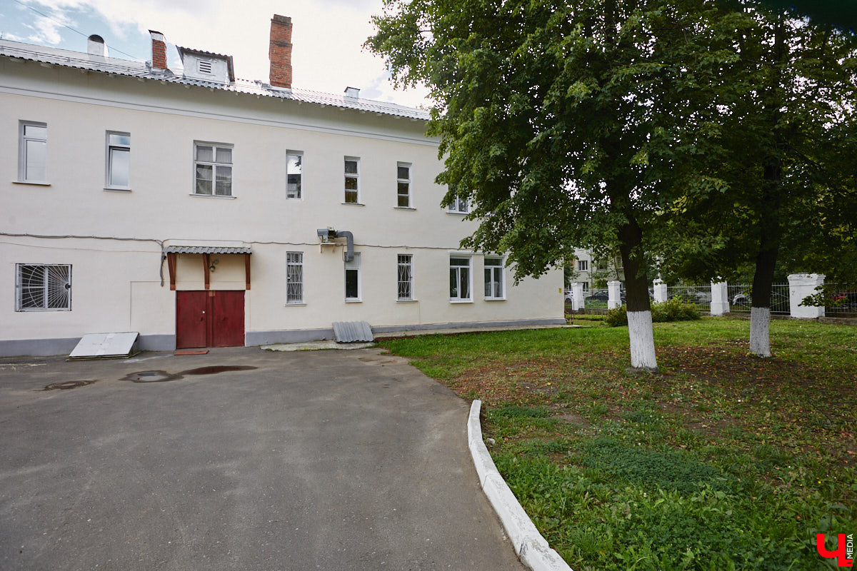 Свернув с широкой улицы Горького, попадаешь... нет, не в Нарнию, а в спальный район с душевной атмосферой. Вероника Куженькина живет на Всполье уже 23 года и знает там каждый уголок. По ним мы с ней и прогулялись в компании прелестной собаки Дольки, заглянув в ламповые дворики и парк с интересной историей.