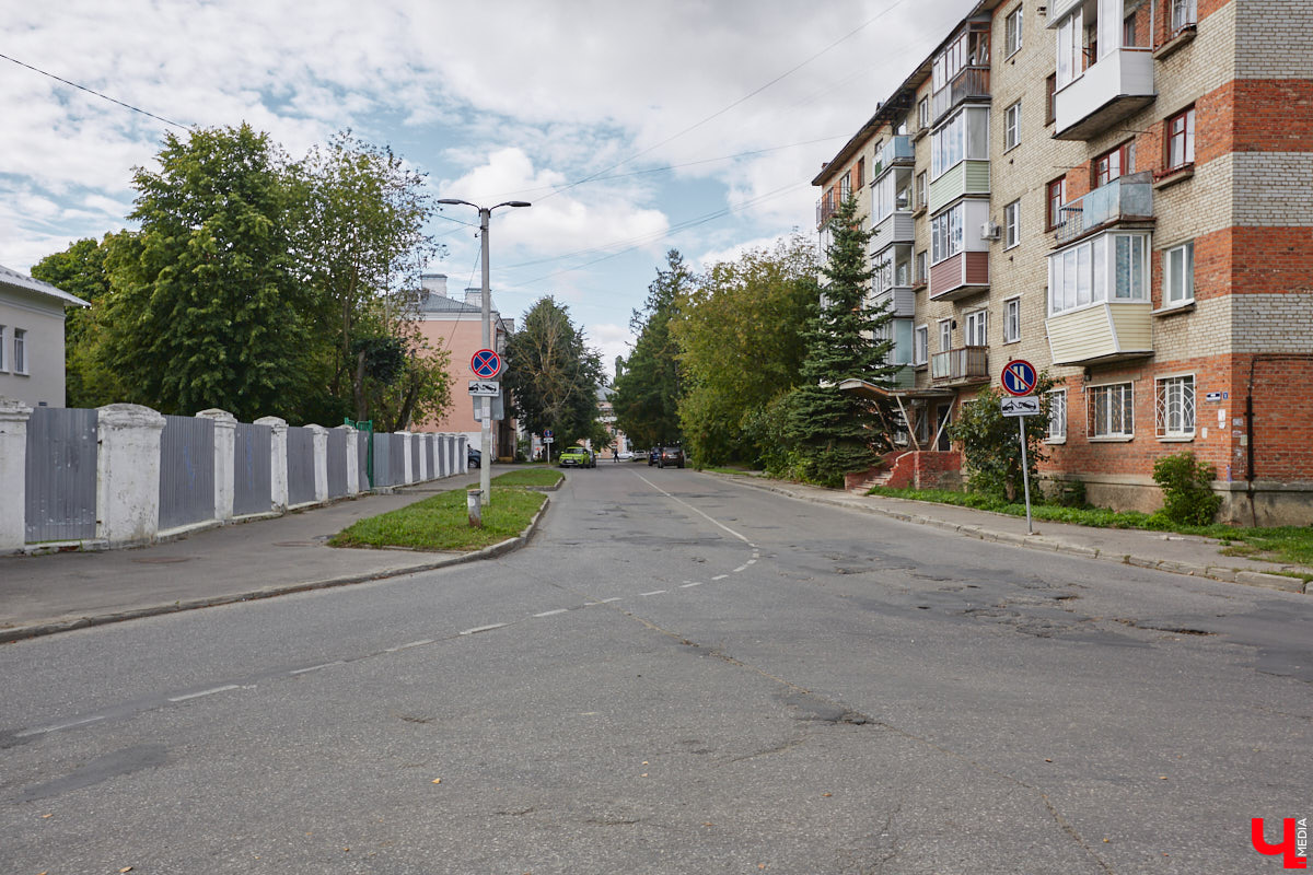 Свернув с широкой улицы Горького, попадаешь... нет, не в Нарнию, а в спальный район с душевной атмосферой. Вероника Куженькина живет на Всполье уже 23 года и знает там каждый уголок. По ним мы с ней и прогулялись в компании прелестной собаки Дольки, заглянув в ламповые дворики и парк с интересной историей.