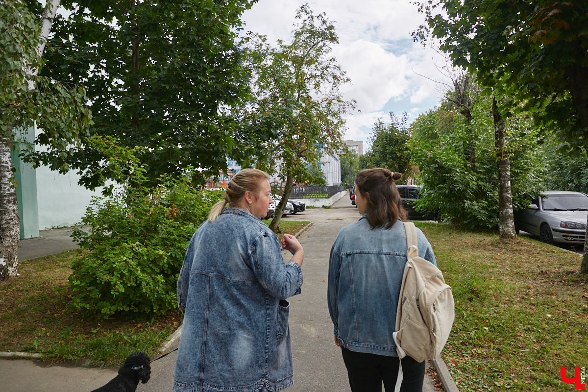 Свернув с широкой улицы Горького, попадаешь... нет, не в Нарнию, а в спальный район с душевной атмосферой. Вероника Куженькина живет на Всполье уже 23 года и знает там каждый уголок. По ним мы с ней и прогулялись в компании прелестной собаки Дольки, заглянув в ламповые дворики и парк с интересной историей.