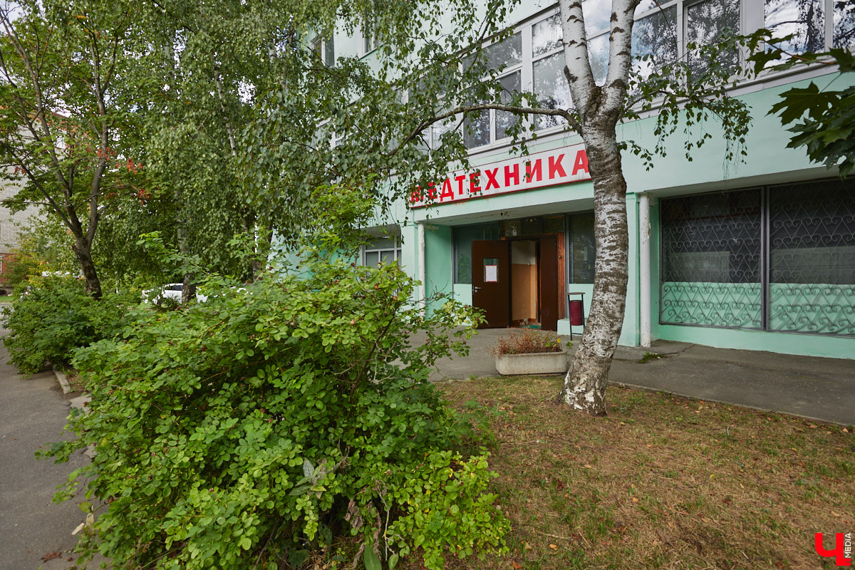 Свернув с широкой улицы Горького, попадаешь... нет, не в Нарнию, а в спальный район с душевной атмосферой. Вероника Куженькина живет на Всполье уже 23 года и знает там каждый уголок. По ним мы с ней и прогулялись в компании прелестной собаки Дольки, заглянув в ламповые дворики и парк с интересной историей.